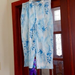 Bill Blass size 14 Capri, blue/white floral, nwt